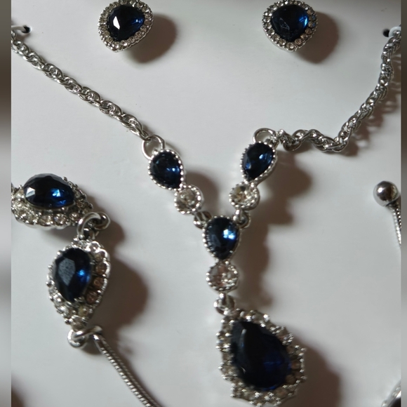 New Macys Charter Club Silver and Blue Jewelry Bracelet, Necklace & Earrings Set - Picture 6 of 7
